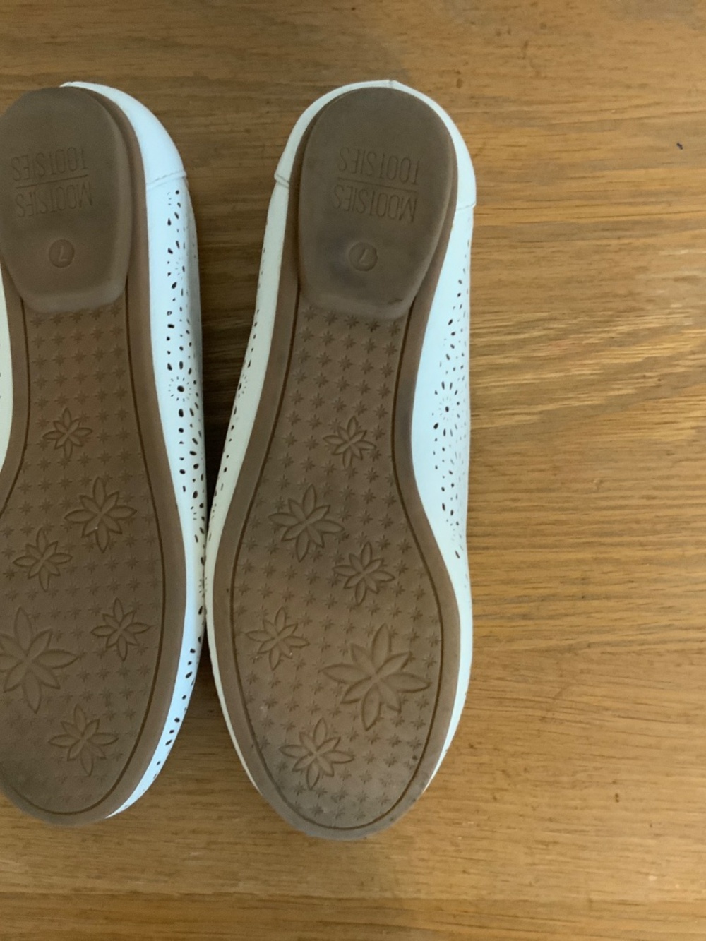 White flat shoes - Picture 4 of 4